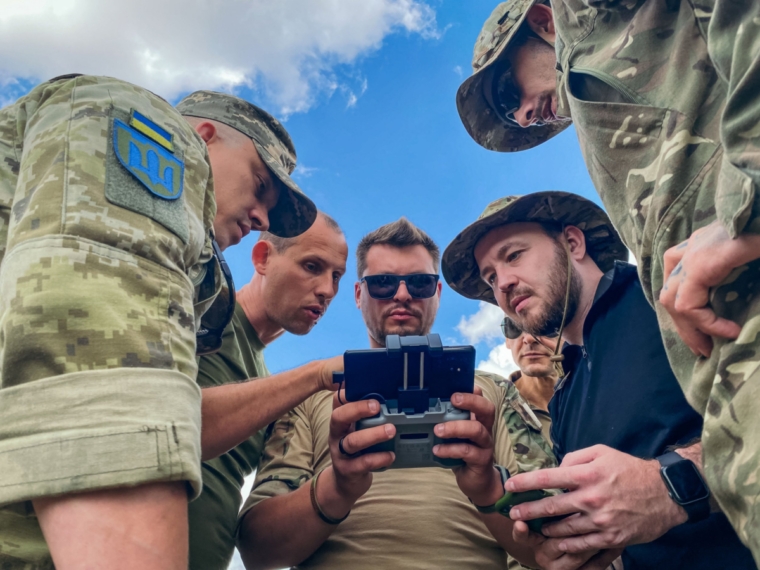 Ukrainian servicemen with a drone controller (Photo: Ionut IORDACHESCU / AFP)