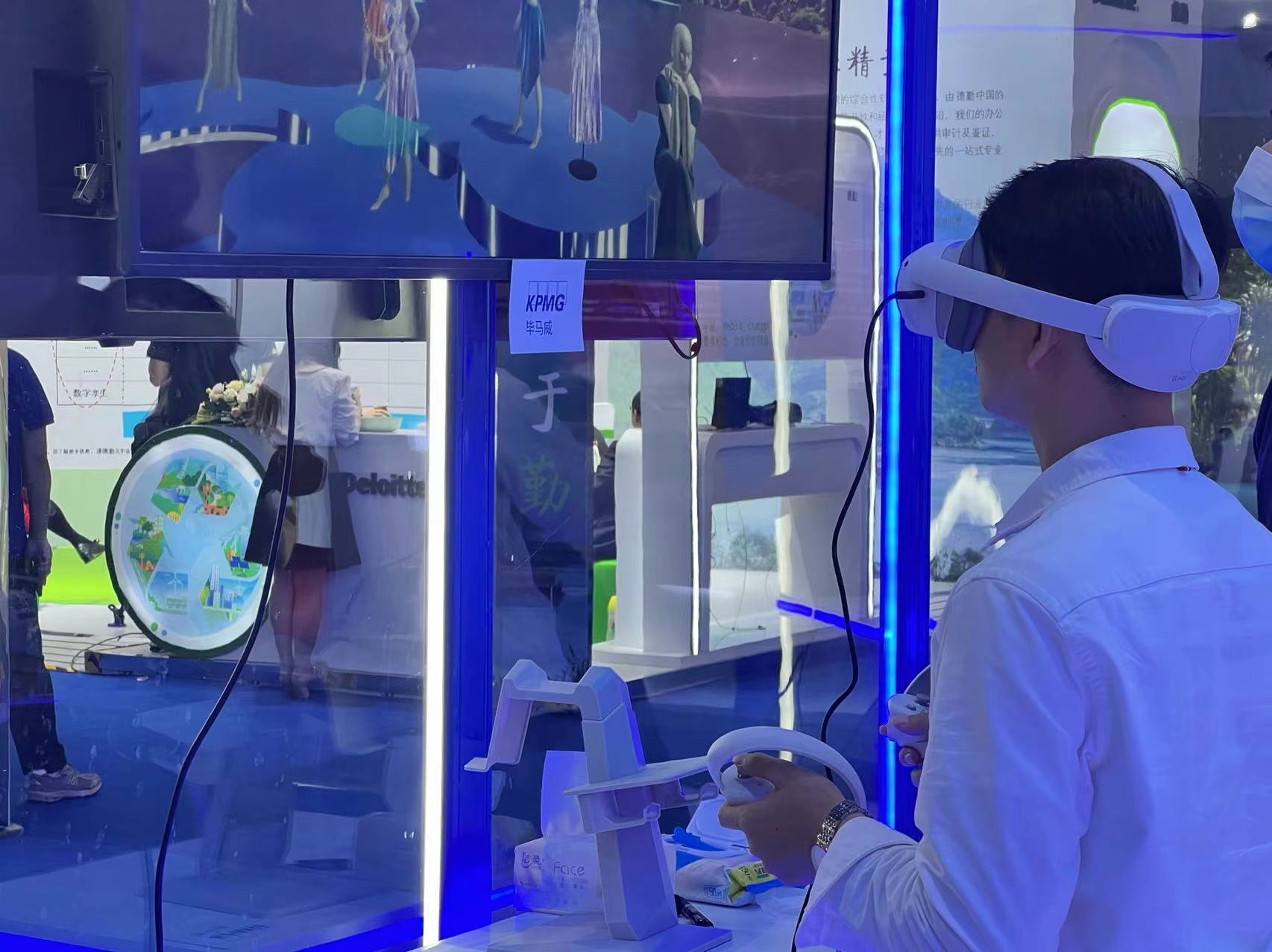 A visitor tries on a Virtual Reality kit at KPMG's booth, April 11, 2023. /CGTN